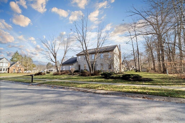 view of front of house featuring a front lawn