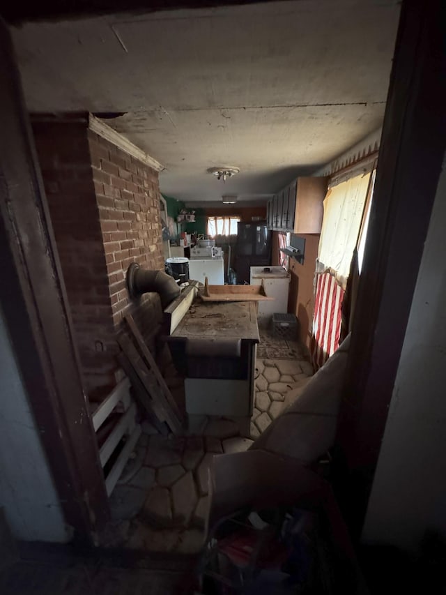 miscellaneous room with independent washer and dryer