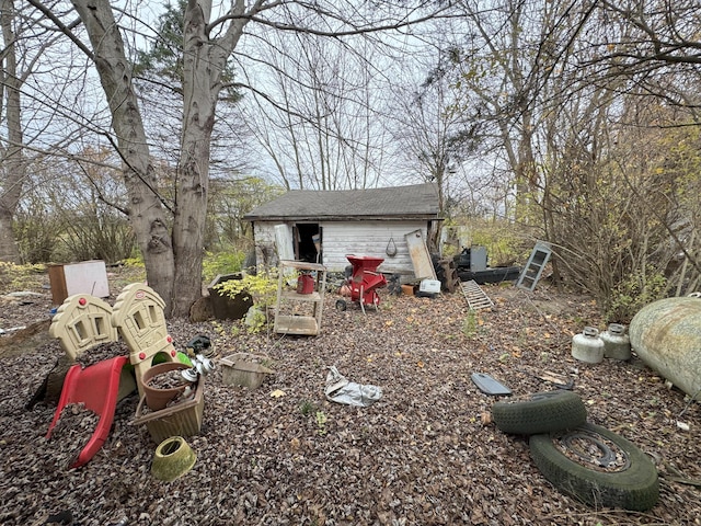 view of yard with an outbuilding