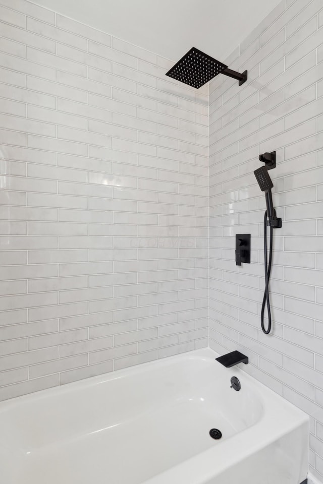 bathroom featuring tiled shower / bath combo