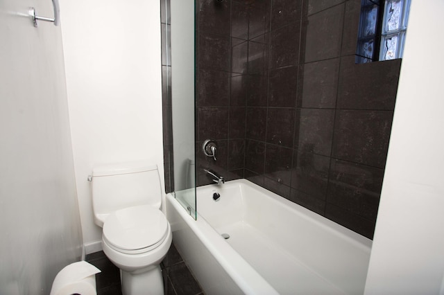 bathroom with toilet and tiled shower / bath