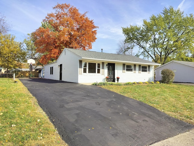 single story home with a front lawn