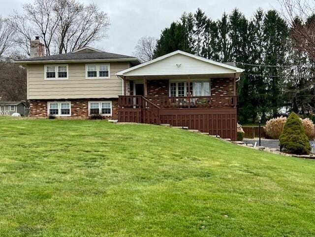 view of front of house featuring a front lawn