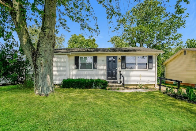 view of front facade featuring a front yard