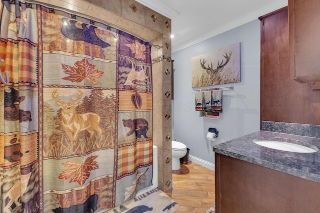 full bath featuring crown molding, a shower with shower curtain, toilet, wood finished floors, and vanity