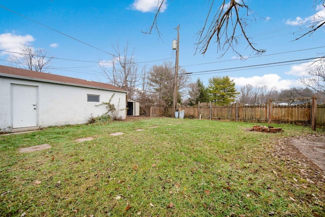 view of yard with an outbuilding