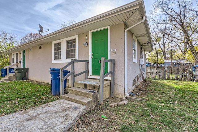 view of front facade featuring a front lawn