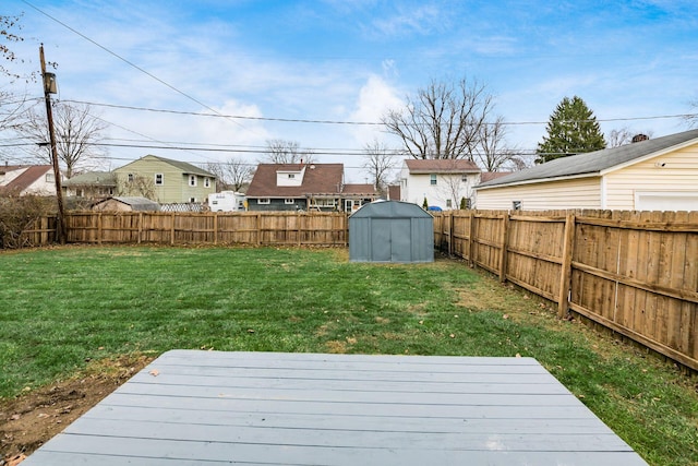 view of yard featuring a shed