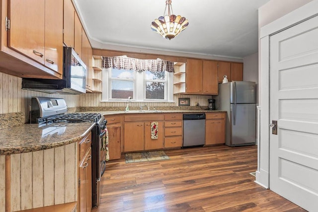 kitchen featuring sink, an inviting chandelier, dark hardwood / wood-style floors, pendant lighting, and appliances with stainless steel finishes