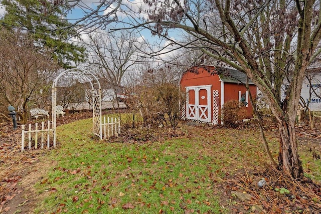 view of yard featuring a shed