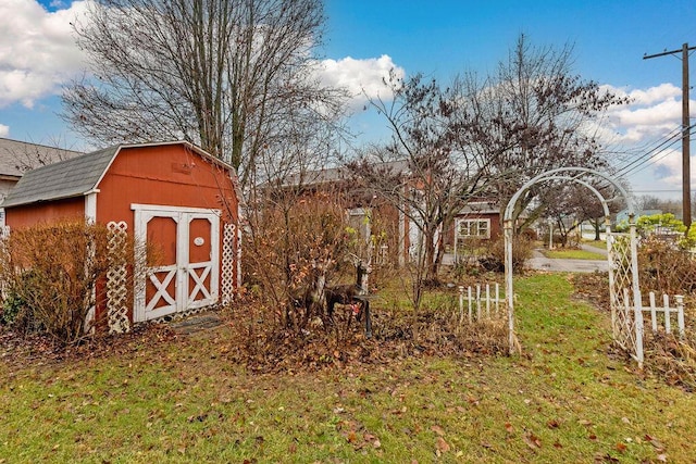 view of yard featuring a storage unit