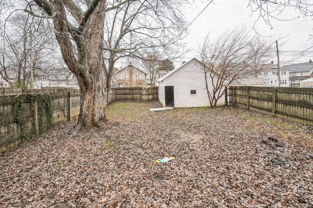 view of yard featuring an outbuilding