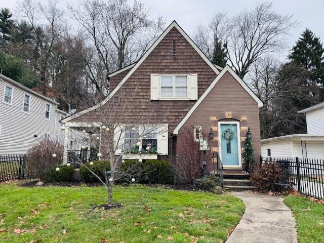 view of front facade featuring a front yard