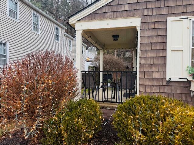 property entrance with covered porch