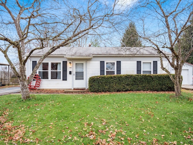 view of front of property featuring a front lawn