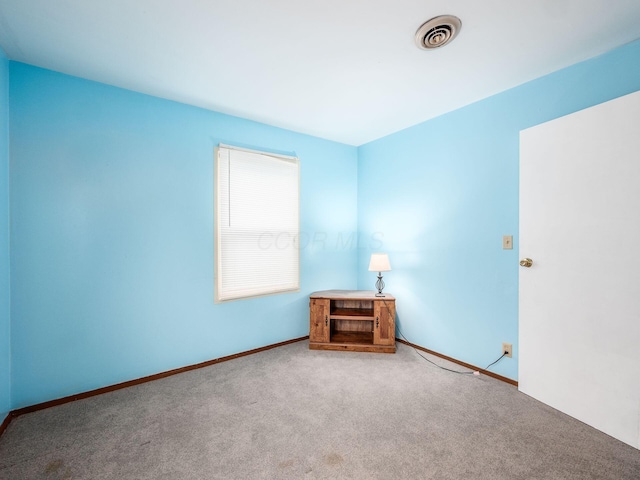 unfurnished room featuring carpet