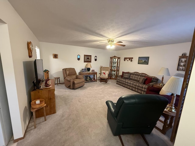 carpeted living room featuring ceiling fan