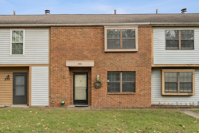 view of front of home featuring a front lawn