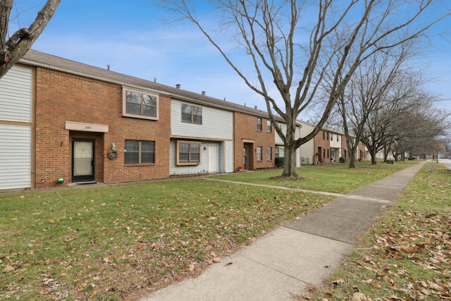 townhome / multi-family property with a front yard