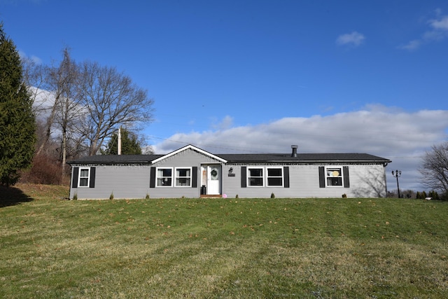 view of front facade featuring a front lawn