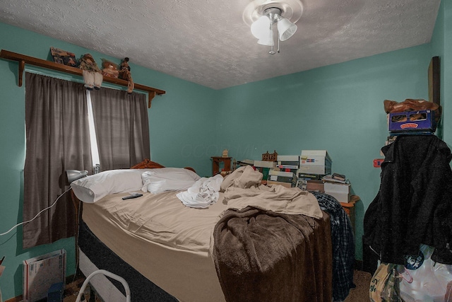 bedroom with carpet, a textured ceiling, and ceiling fan