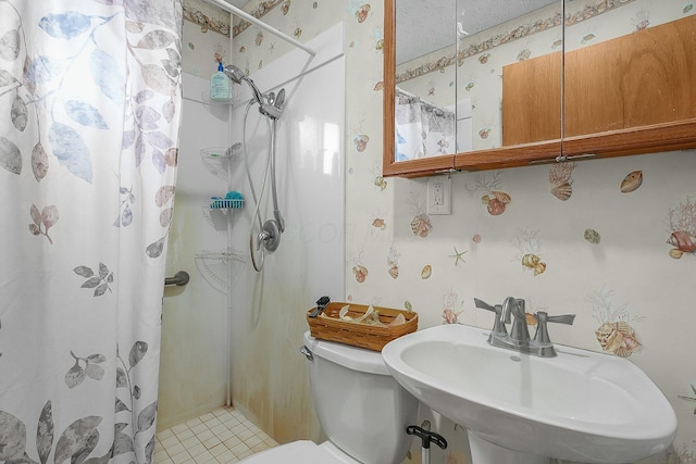 bathroom featuring toilet, curtained shower, and sink