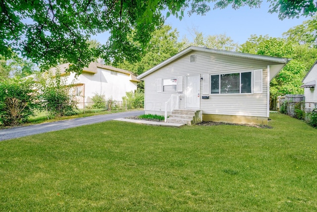 view of front of property featuring a front lawn