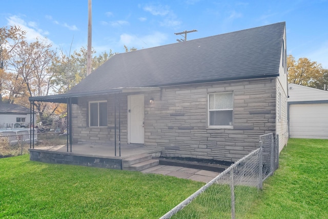 view of front facade featuring a front yard