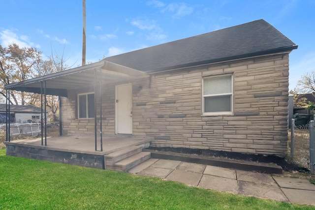 view of front of home featuring a porch and a front yard