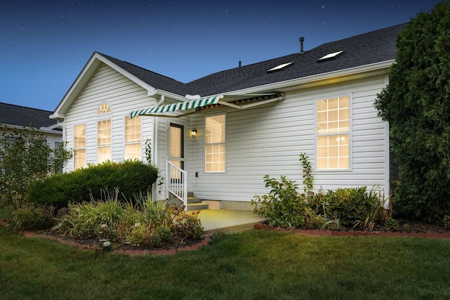 view of front of home featuring a front yard