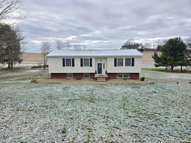 split foyer home with a front yard