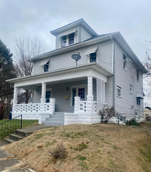 view of front facade featuring a front yard and covered porch