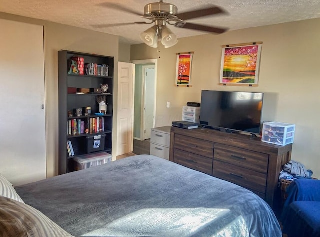 bedroom featuring a textured ceiling and ceiling fan