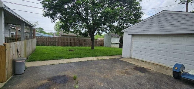 7358 Roshon Ave, Reynoldsburg, OH 43068 - view of yard with an outbuilding and a garage