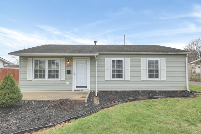 view of front of property featuring a front lawn