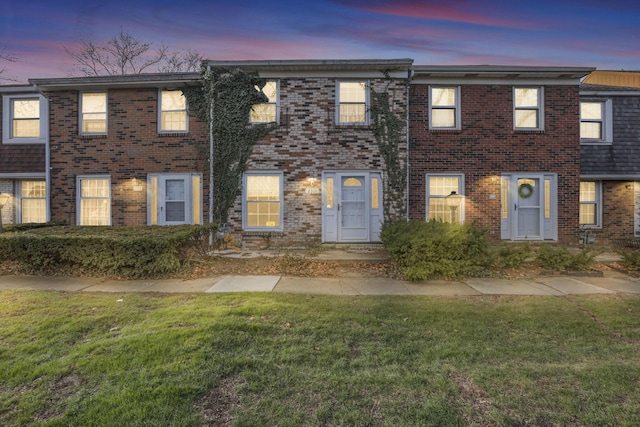 view of front of property with a yard