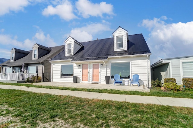 view of front of property featuring a front lawn