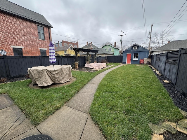 view of yard with a storage shed