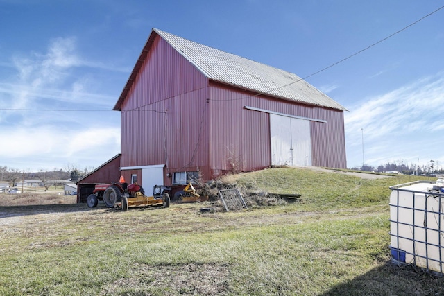 view of outdoor structure with a yard