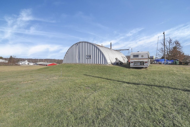 view of yard featuring an outbuilding