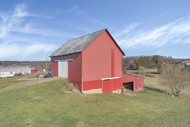 view of outdoor structure featuring a yard