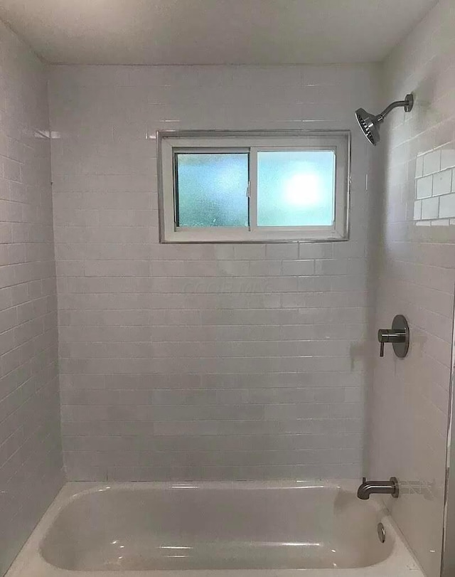 bathroom featuring tiled shower / bath