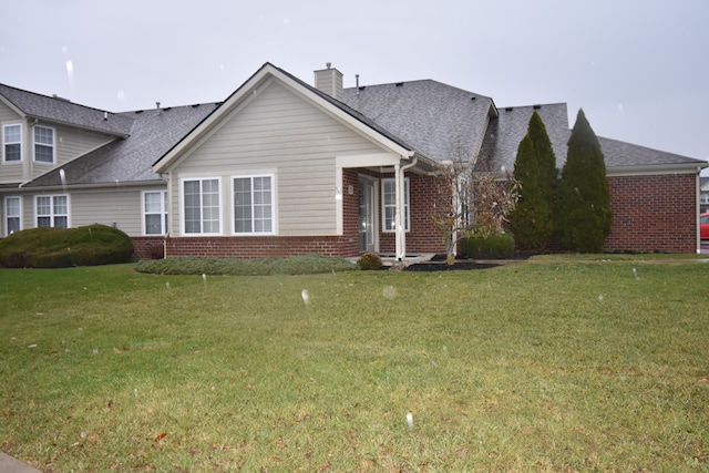 view of front facade with a front yard