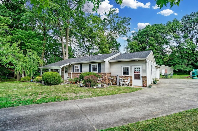 single story home with a front lawn