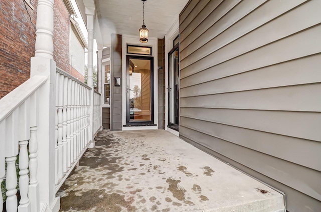 property entrance featuring a porch