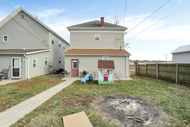 back of house featuring a lawn