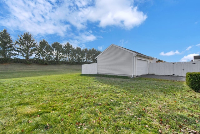 view of yard with an outdoor structure