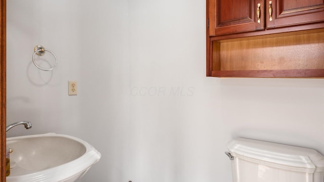 bathroom featuring toilet and sink