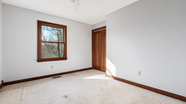 unfurnished room with carpet flooring and ceiling fan