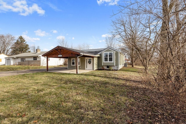 view of front facade featuring a carport and a front yard